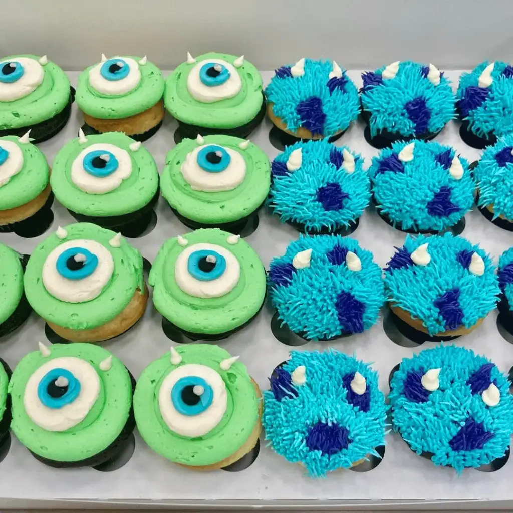 Mike Wazowski and Sulley cupcake designs with green eyes and blue fur frosting